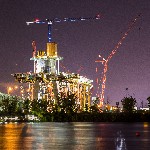 Tower crane begins work on New Champlain Bridge image