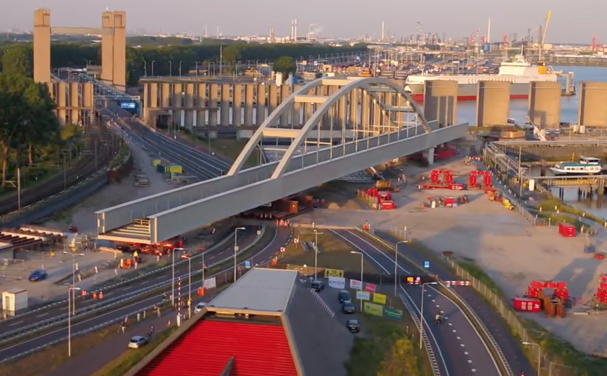 Watch the installation of a steel arch bridge in Rotterdam image